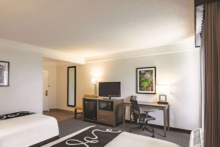 2 Double Beds Mobility Hearing Accessible Room Courtyard View (2 of 13)
