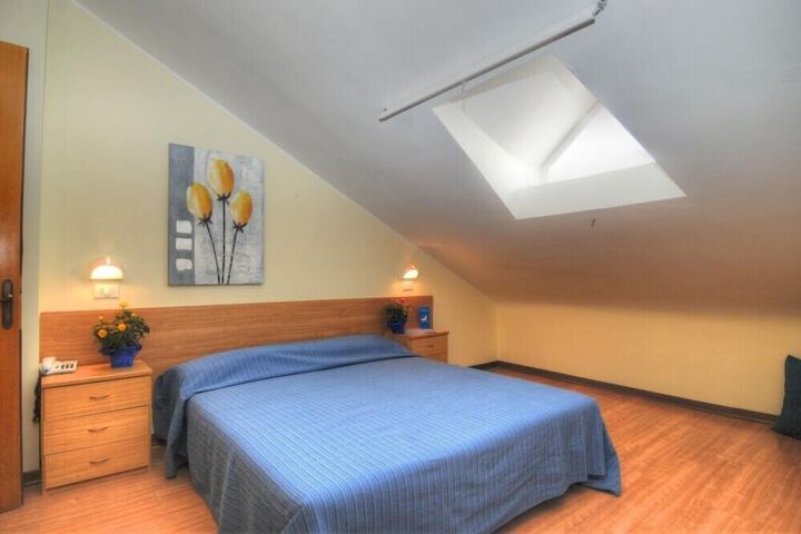 Room 17 of 38