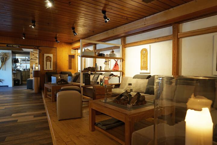 Lounge 18 of 26