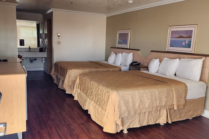 1 Queen Bed (1 of 14)