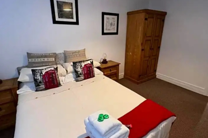 Room 2 of 10
