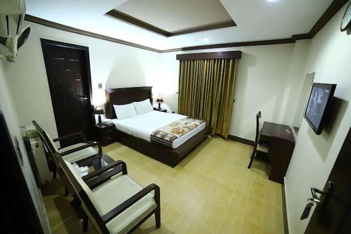 Room 5 of 10