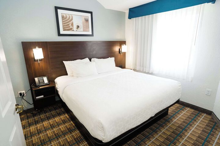 1 Queen Bed Suite (17 of 36)