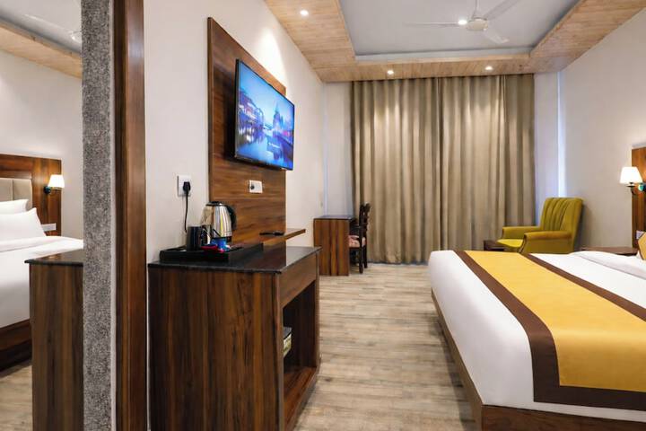 Room 6 of 9