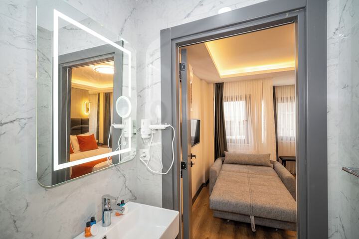 Room 33 of 60