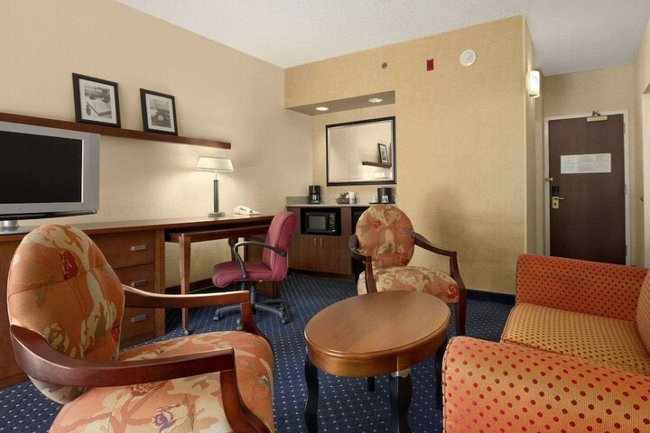 1 King Bed (6 of 10)