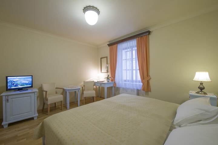 Room 5 of 61