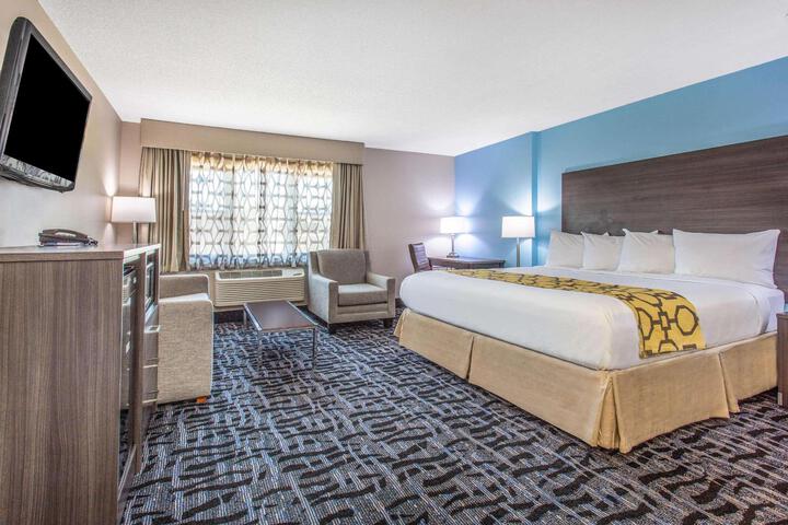 1 King Bed (3 of 19)