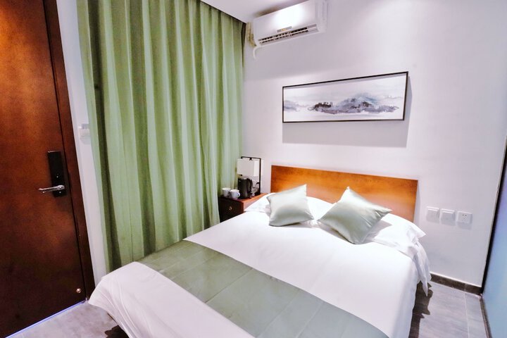 Room 6 of 51