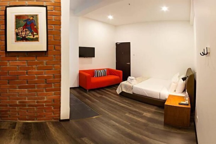Room 7 of 18