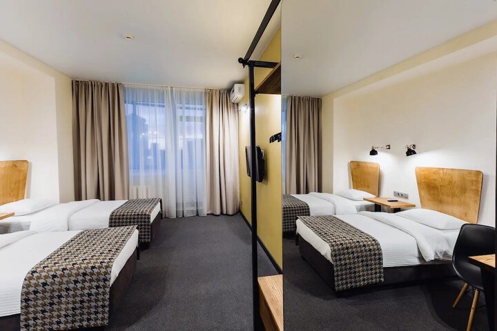 Room 17 of 102