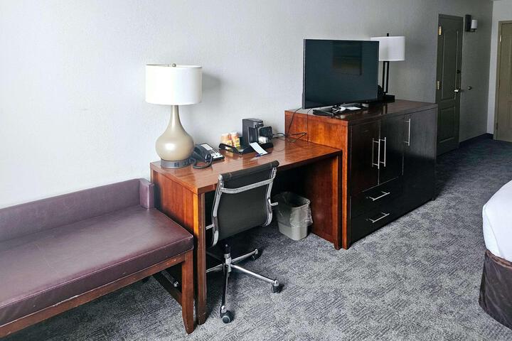 1 King Bed (4 of 5)