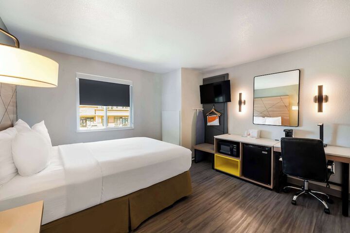 1 Queen Bed (3 of 13)