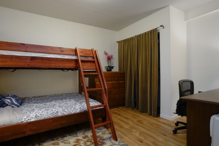 Room 5 of 8