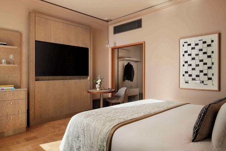 Room 32 of 68
