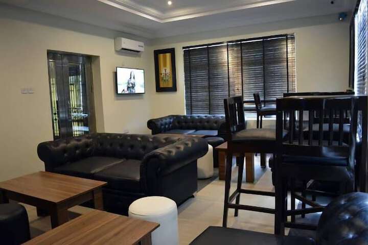 Lounge 45 of 50