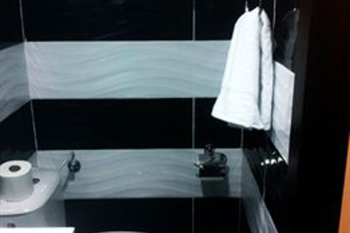 Room 4 of 16