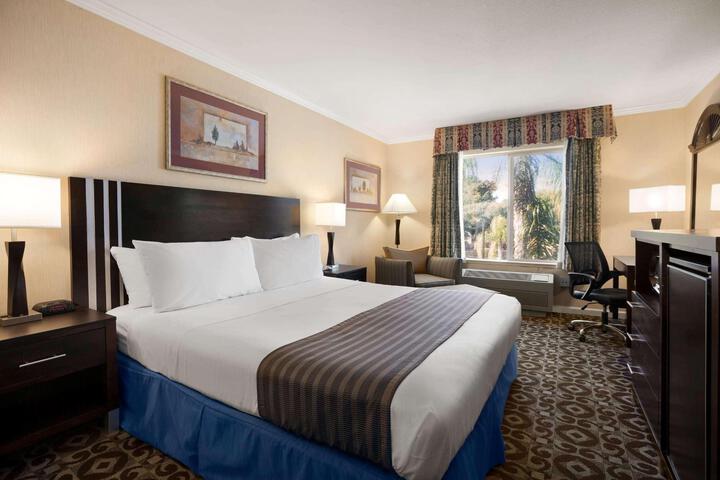 1 King Bed (5 of 11)