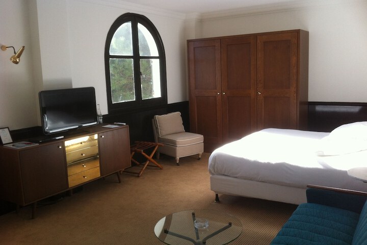 Room 15 of 37