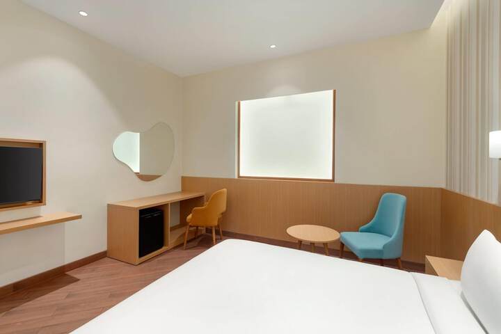 Room 13 of 33