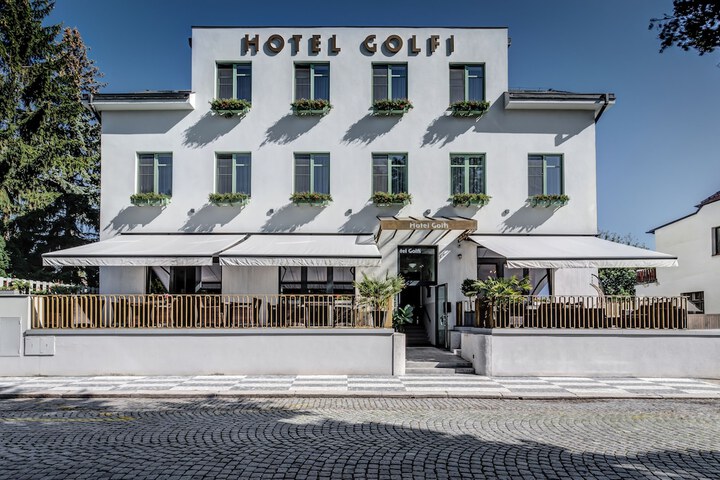 Exterior of Hotel Golfi