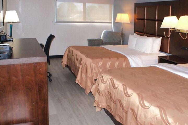 2 Queen Beds (12 of 16)