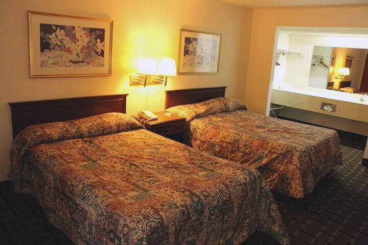 1 King Bed Refrigerator, Microwave (16 of 19)
