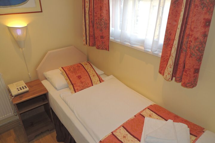 Room 4 of 81
