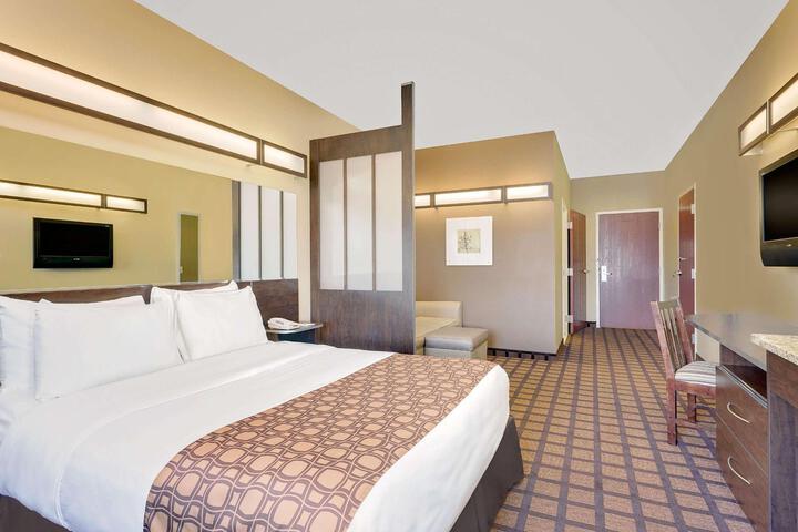 1 Queen Bed Accessible Room (16 of 19)