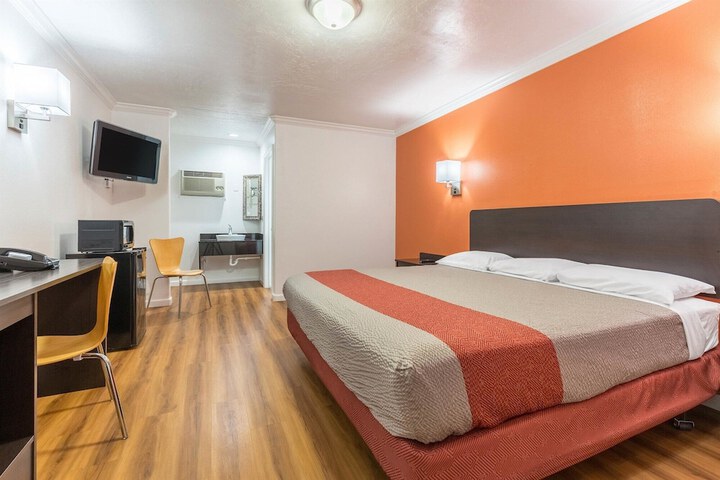 Room 6 of 29