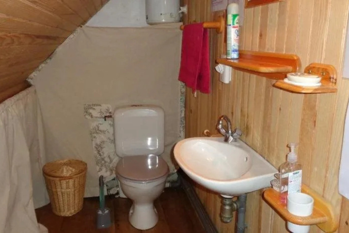 Room 7 of 12