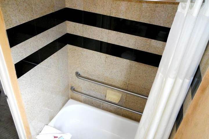 Deep soaking bathtub