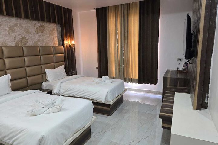 Room 4 of 7