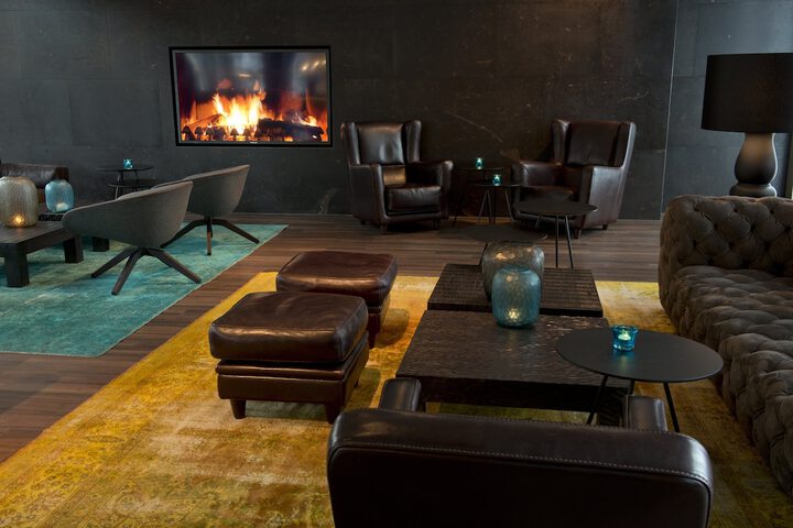 Lounge 31 of 44