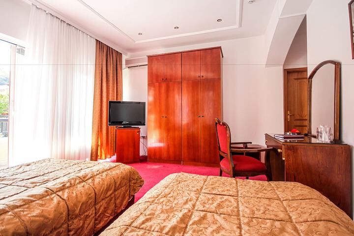 Room 4 of 20