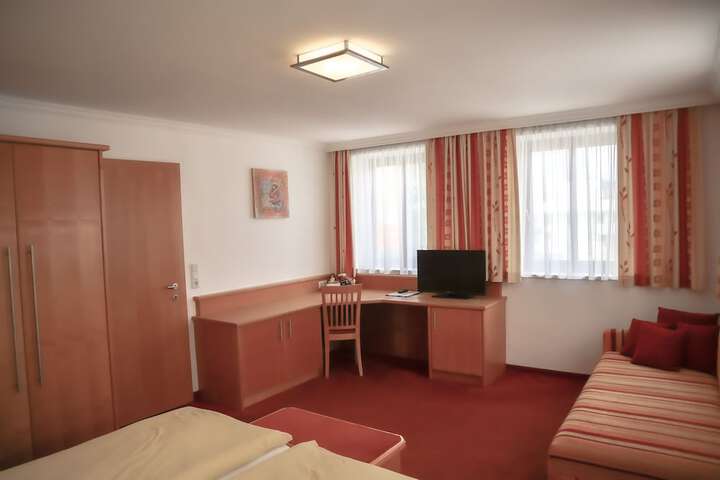 Room 7 of 12