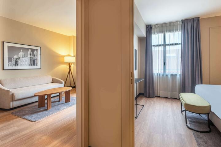 Room 33 of 106