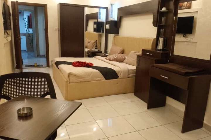 Room 8 of 12