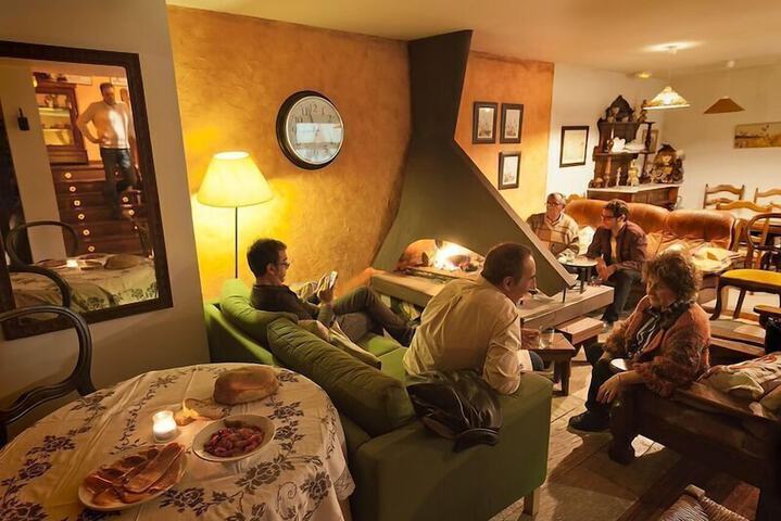 Lounge 22 of 32