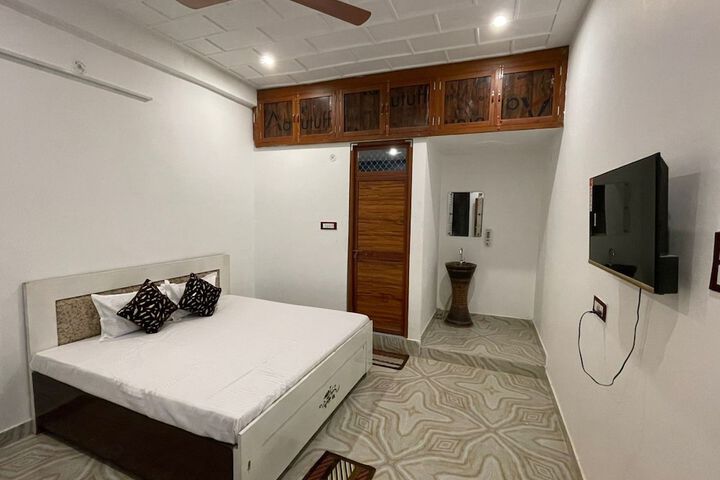 Room 11 of 16