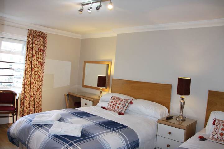 Room 4 of 81