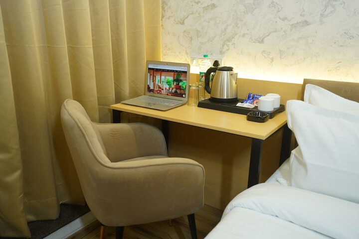 Room 12 of 93