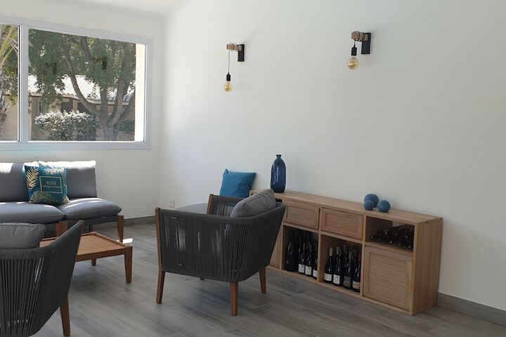 Lounge 43 of 58