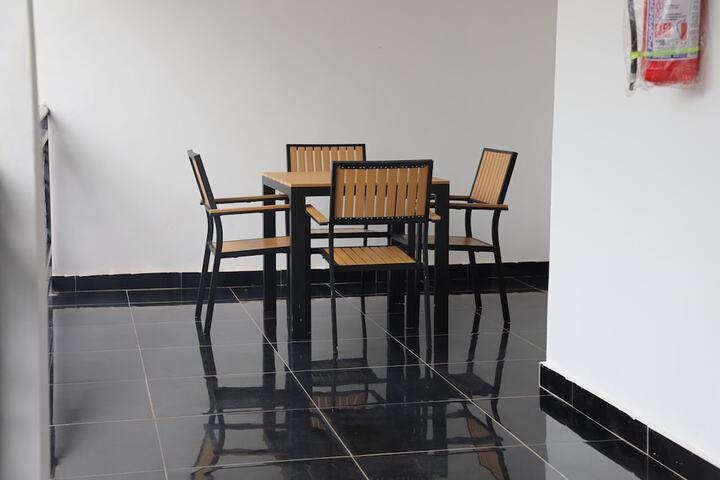 Room 4 of 8
