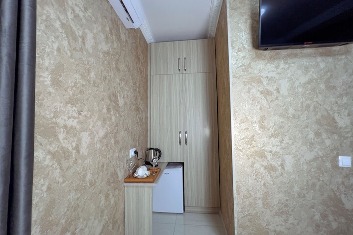 Room 27 of 77