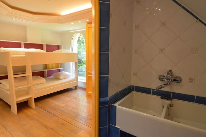 Room 4 of 32