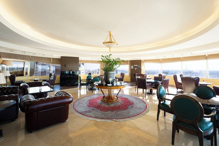 Lounge 90 of 104