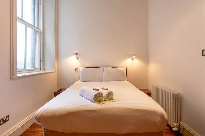Room 6 of 37