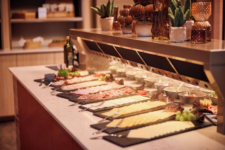 Dining 40 of 53