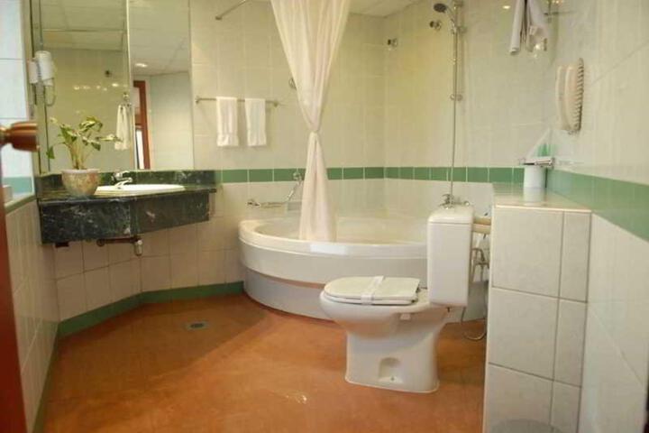 Room 12 of 21